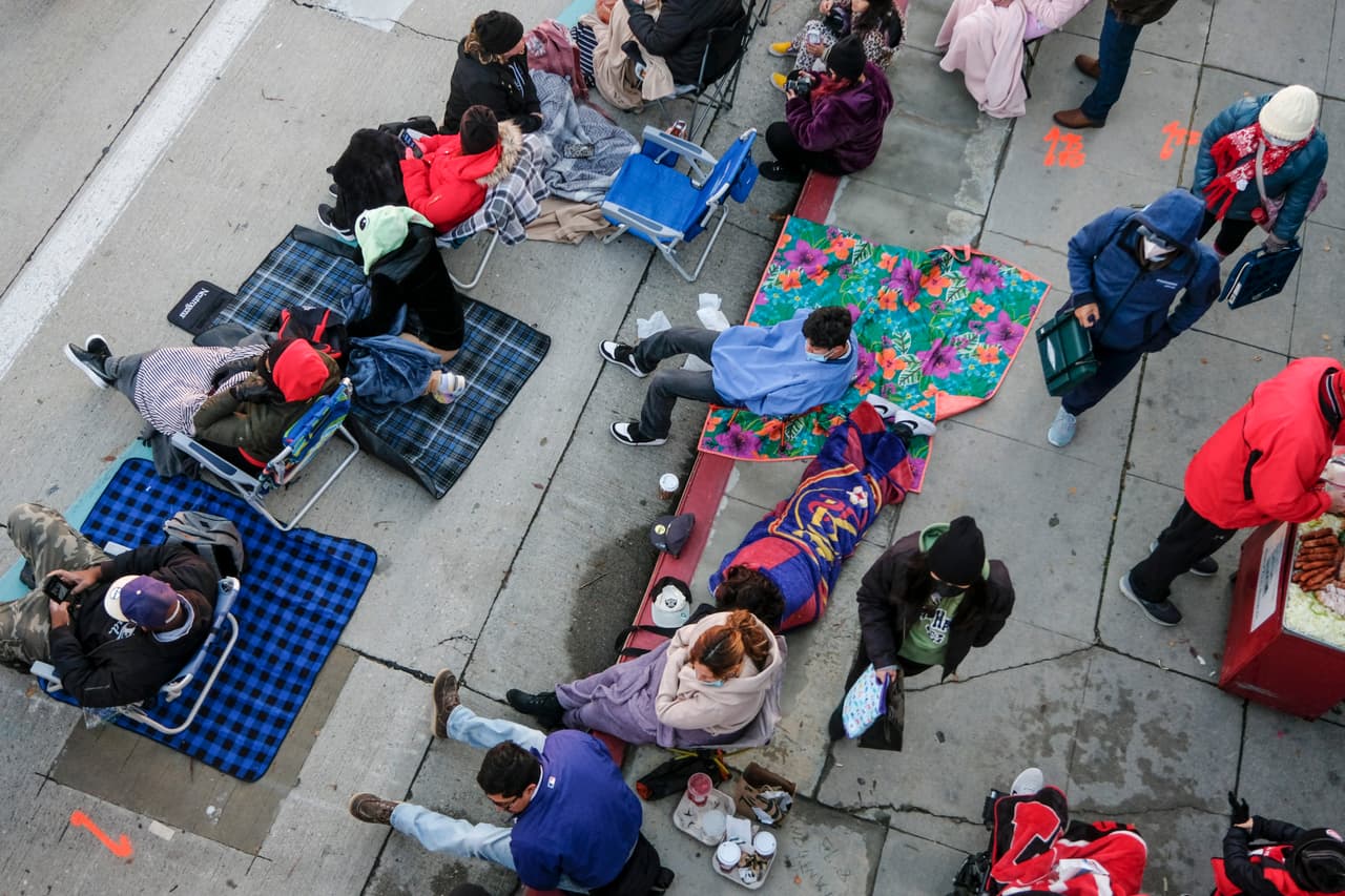 Incluso algunas durmieron en las calles antes del evento para encontrar las mejores posiciones para ver las carrozas.