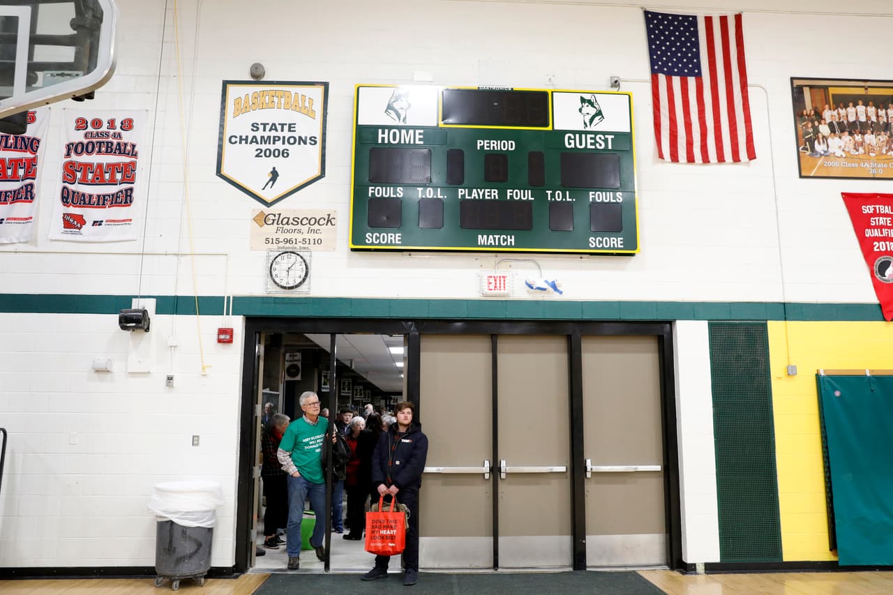 Los votantes hacen negociaciones para atraer simpatizantes de otros candidatos. En la imagen los 
<i>'caucusgoers' </i>en la secundaria Hoover ede Des Moines.