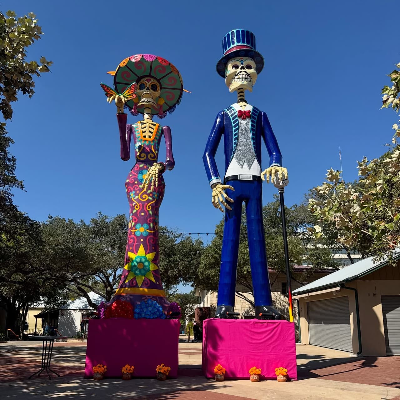 En La Villita, en Maverick Plaza, encontrarás a la Catrina y al Catrín más grande de Estados Unidos, con una altura de 38.5 metros. Ven a tomarte una foto con ellos.
