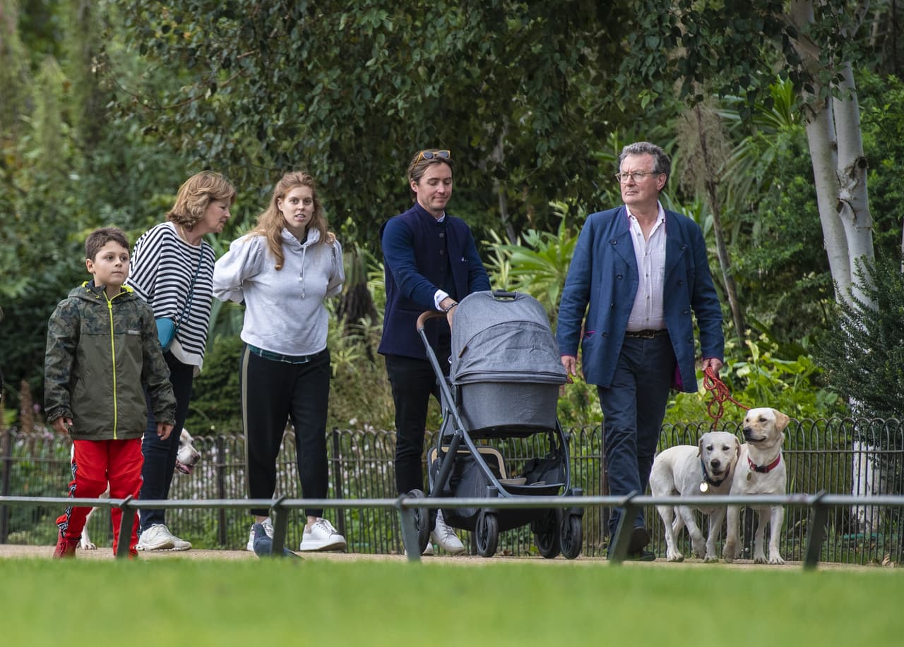 Los suegros de Beatrice, Nikki Williams-Ellis y David Williams-Ellis, también asistieron a la caminata por los verdes jardines de la ciudad.