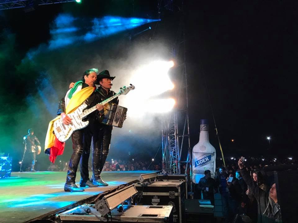 Hernán Hernández, de plano se puso las banderas de México y Colombia al cuello, como símbolo de unión y hermandad entre dos países, que si tienen algo en común, es el amor a la música, la cultura y las tradiciones.