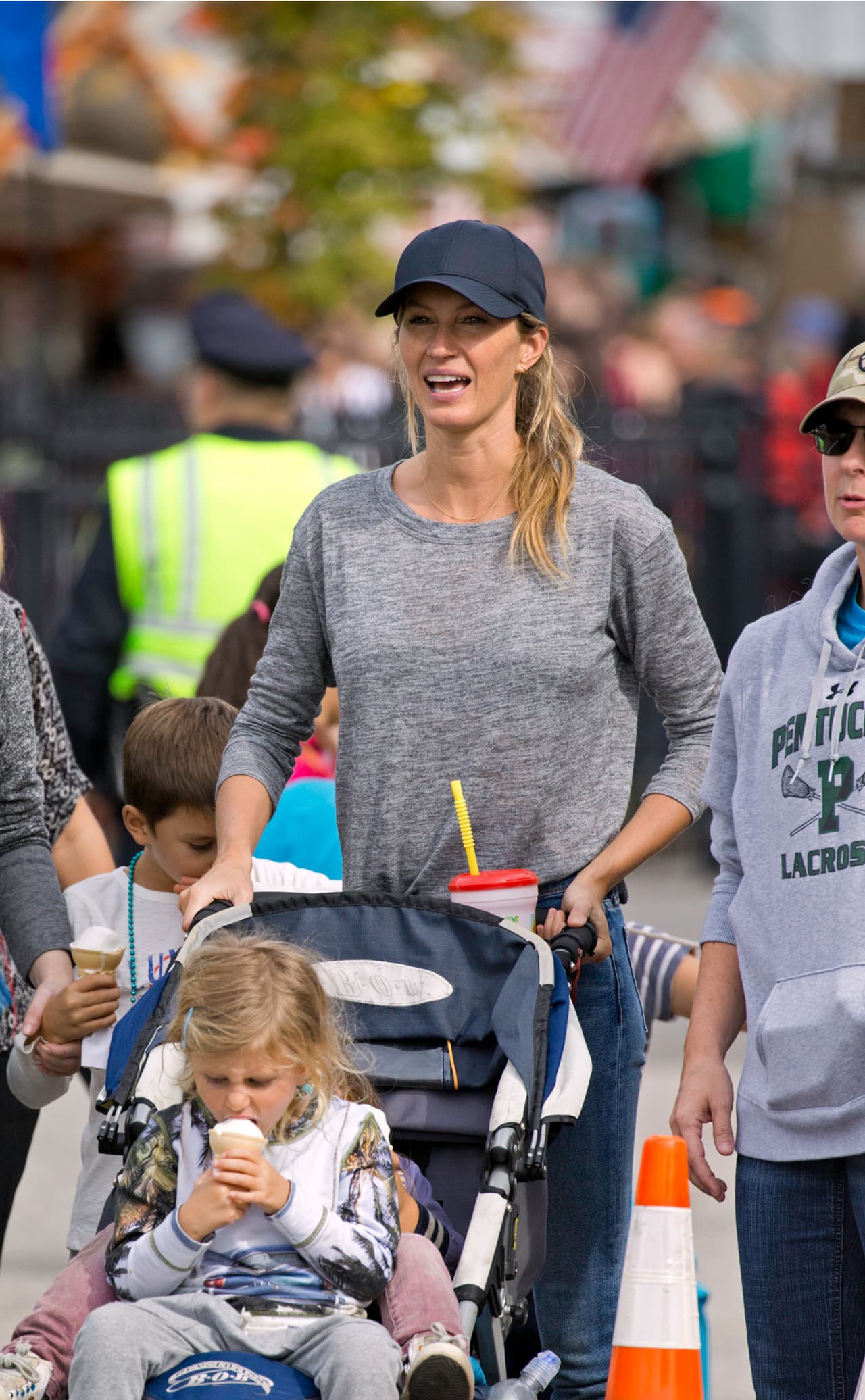 Cuando se trata de cuidar a sus peques Gisele se olvida del glamour.