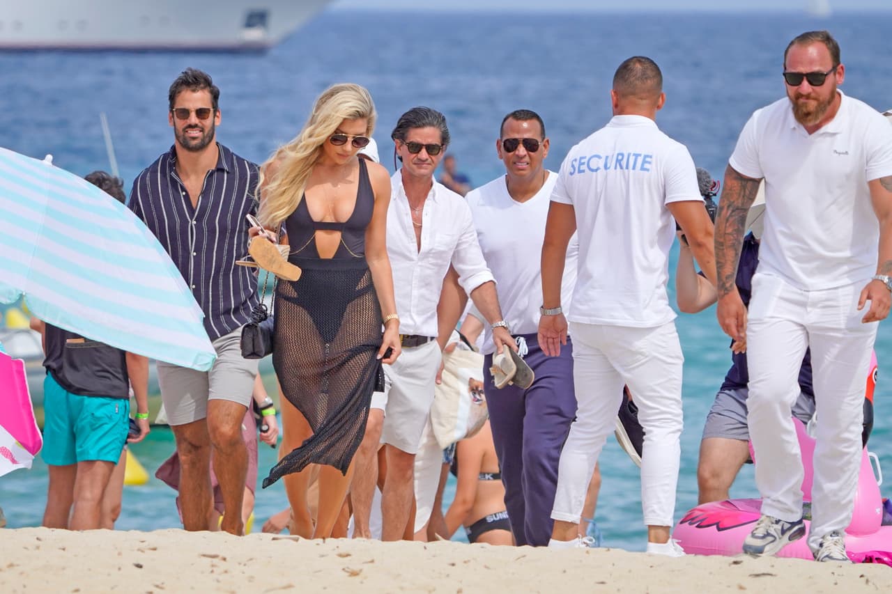 De acuerdo con Page Six, fueron 
<b><a href="https://pagesix.com/2021/07/26/alex-rodriguez-nfl-reporter-melanie-collins-are-just-friends/" target="_blank">presentados a través de Jessie James </a></b>y su esposo. 
<br>