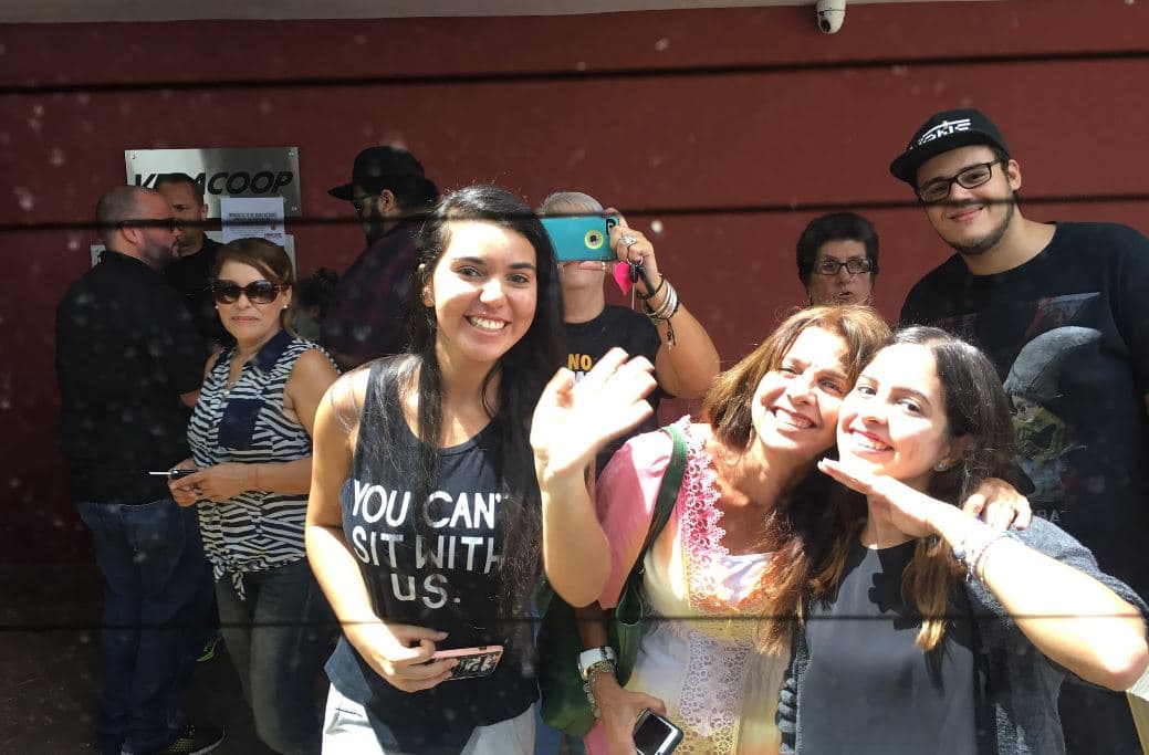 Personas esperaban por él para conocerlo y tomarse fotos con él.