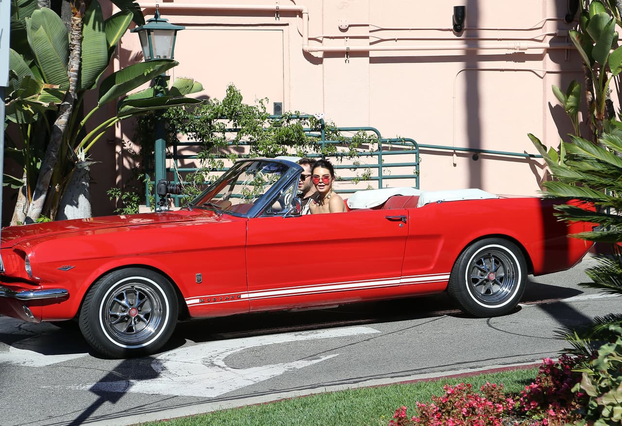 Recogió a un amigo y fueron a pasear por Sunset Boulevard.