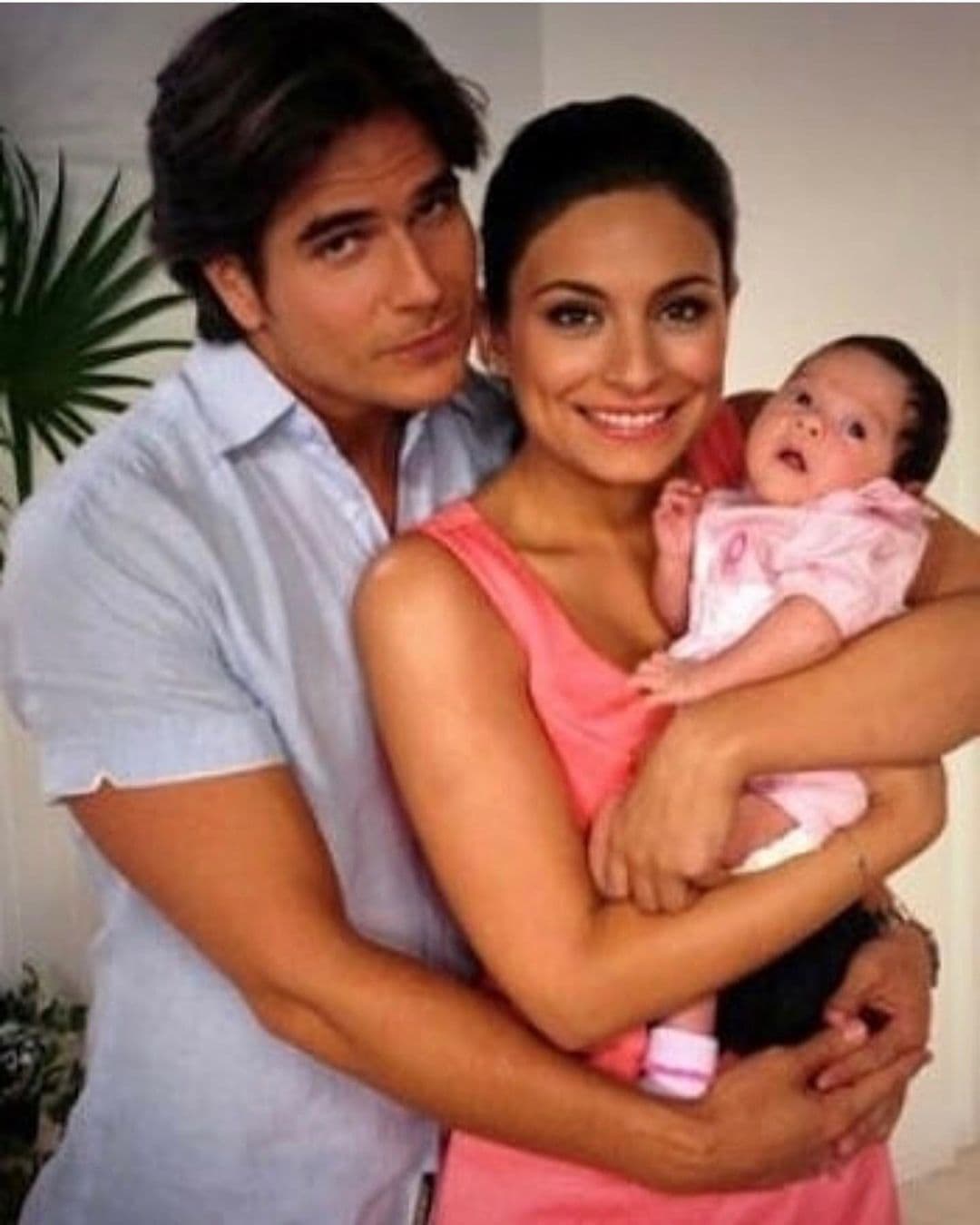 La bebé, de nombre 
<b>Ámbar Luz, que fue su hija en el melodrama</b>, enterneció al público en los brazos de los actores en el año 2013.