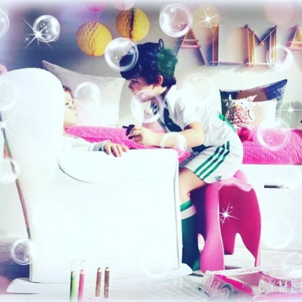 El pequeños estudia en un colegio que imparte un método de enseñanza basado en el multilingüismo. Español, japonés, ruso, indio, chino, árabe e inglés son los idiomas que ve en el salón de clases.