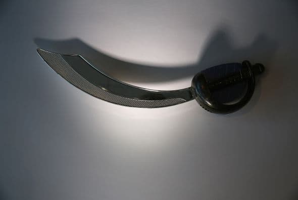 Una espada obviamente está prohibida