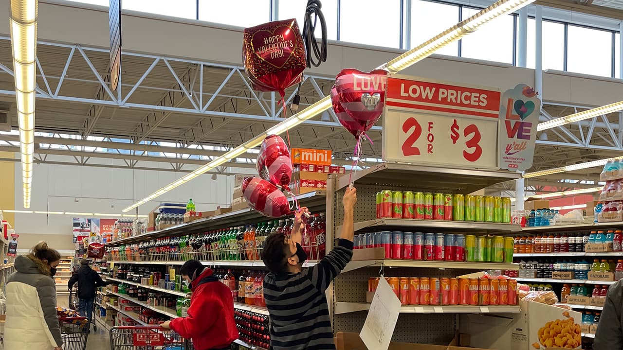 Como tocó en 14 de febrero, las personas aprovecharon para llevar sus regalos del Día del Amor y la Amistad.