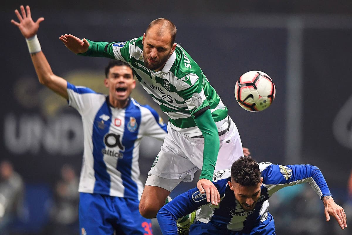 El delantero holandés Bas Dost (centro) sería determinante en los minutos finales del tiempo reglamentario.