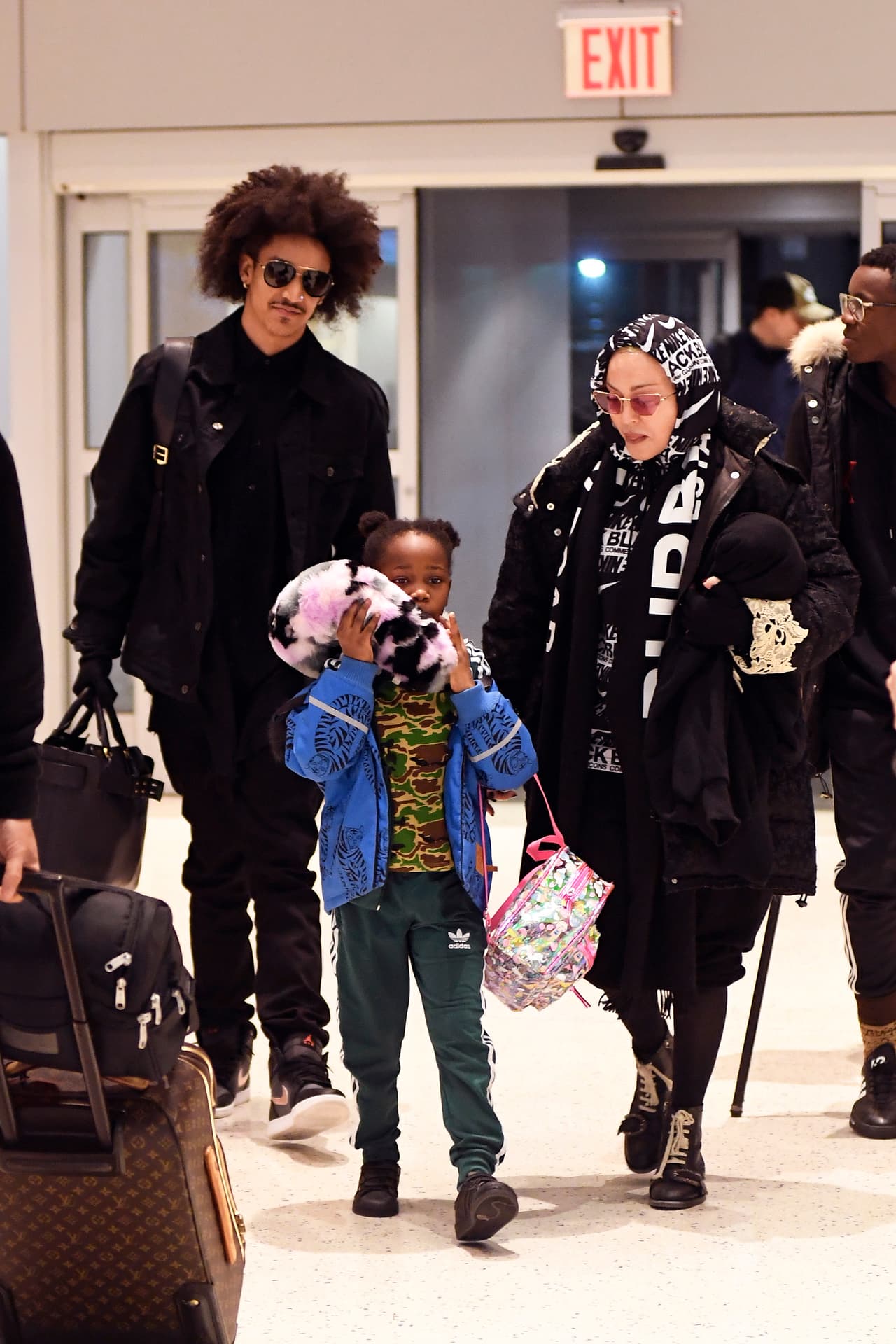 Drue Williams, padre del joven de 25 años, dio declaraciones al portal 
<b><a href="https://www.tmz.com/2019/12/30/madonna-25-year-old-boyfriend-dancer-getting-serious/" target="_blank">TMZ</a></b> en donde dijo que su hijo y la cantante de 61 años tienen una 
<b><a href="https://www.univision.com/famosos/son-menores-que-madonna-los-padres-del-nuevo-novio-de-la-cantante-aprueban-la-relacion-fotos" target="_blank">relación que va en serio.</a></b>