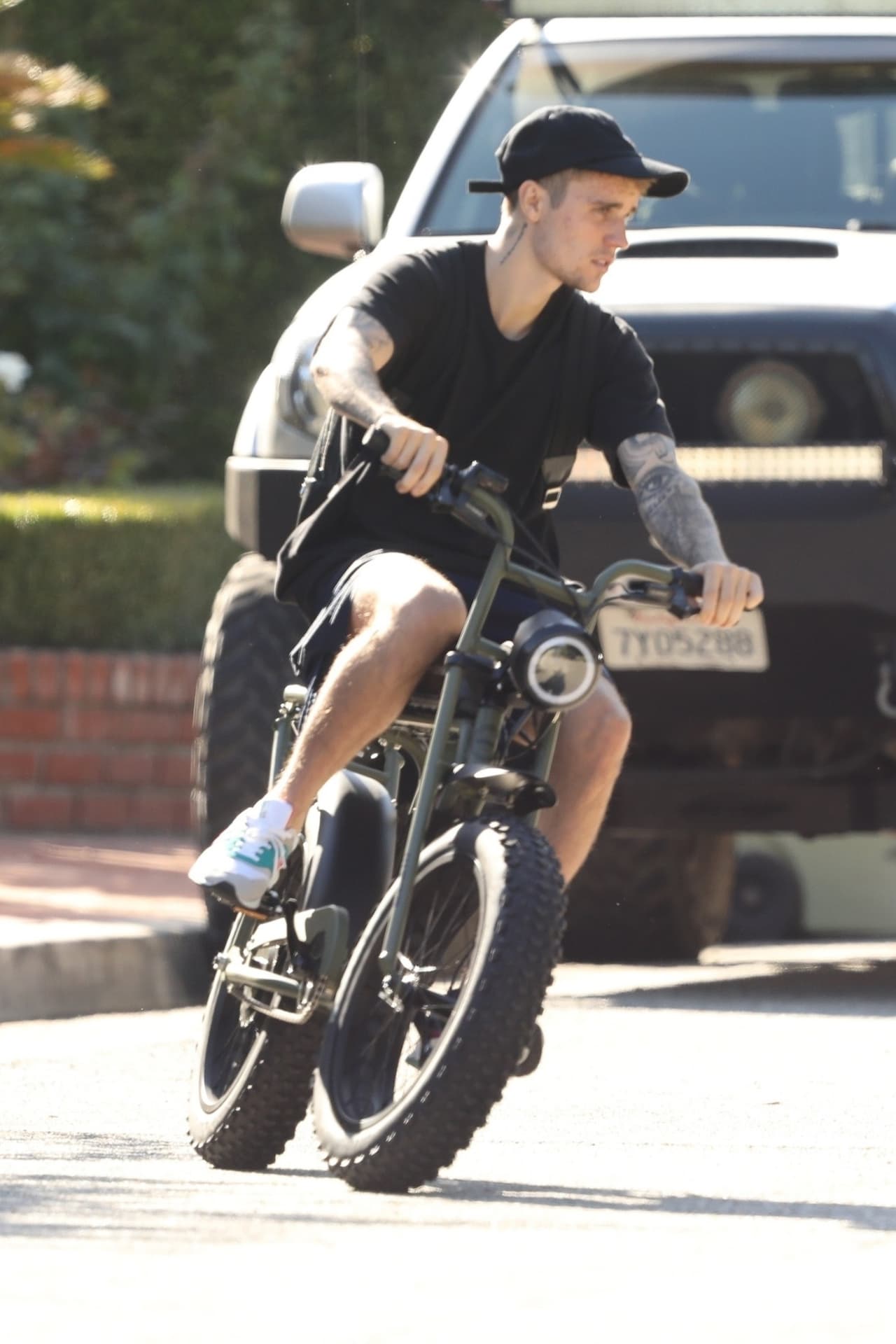 La información indica que el fotógrafo exige que el cantante entregue todas las ganancias que obtuvo al usar la imagen y que pague 
<b>150 mil dólares</b> por la infracción alegada.