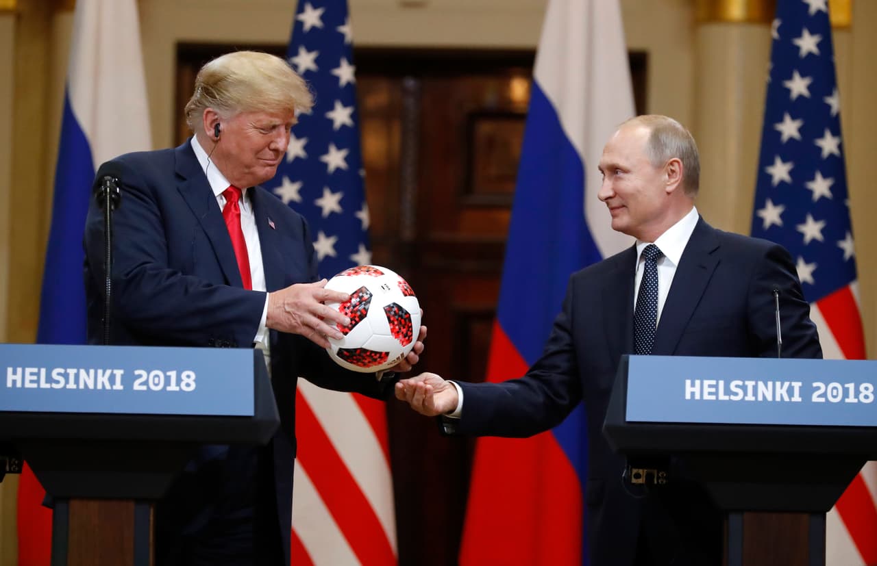 <b>Julio 2018: </b>El día despúes de concluir la 
<a href="https://www.univision.com/deportes/temas/mundial-rusia-2018">Copa Mundial de Rusia 2018,</a> el presidente Putin le regaló al entonces presidente 
<a href="https://www.univision.com/temas/donald-trump">Donald Trump</a> un balón de 
<a href="https://www.univision.com/deportes/temas/futbol">fútbol.</a> Fue durante la rueda de prensa con la que cerraron la cumbre de Helsinki, Finlandia. Al entregárselo, Putin le dijo: "La pelota esta en tu cancha", lo que podía interpretarse como que el ruso esperaba algún gesto del estadounidense para cambiar la dinámica de la relación binacional.