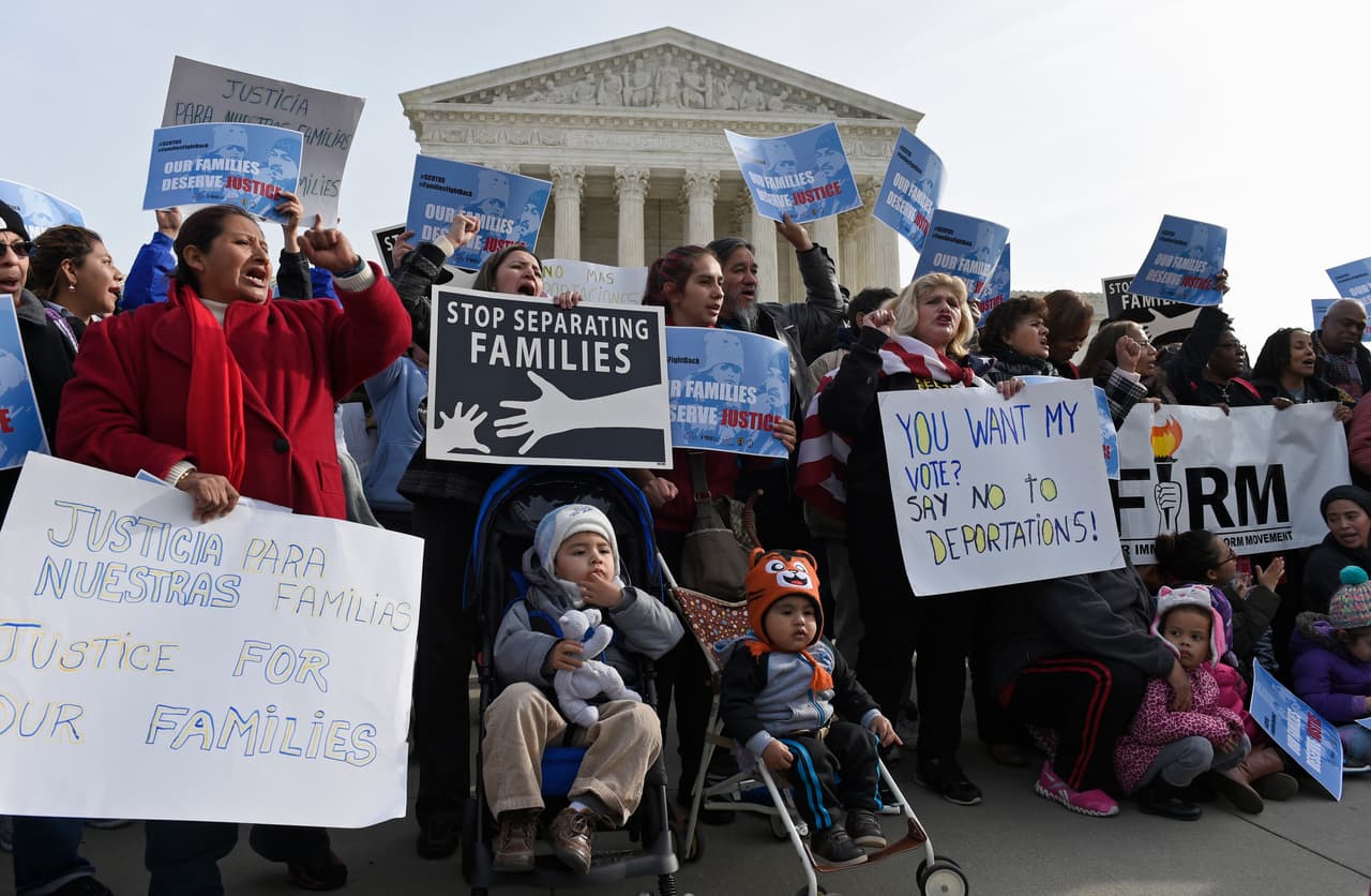 Un grupo de inmigrantes reunidos frente a la Corte Suprema en Washington DC.