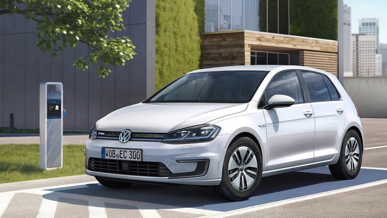 <b>Volkswagen eGolf</b>
<br>
<br>El eGolf es otra versión eléctrica de un auto compacto extremadamente popular, que cuenta con la particularidad de ofrecer unas dinámicas de manejo ejemplar. Uno de los factores para ello es un robusto motor eléctrico que produce 134 caballos de fuerza y mueve las ruedas delanteras a través de una transmisión sin cambios que sumado a la excelente plataforma de la familia Golf logra una excitante experiencia de manejo sin emisiones.