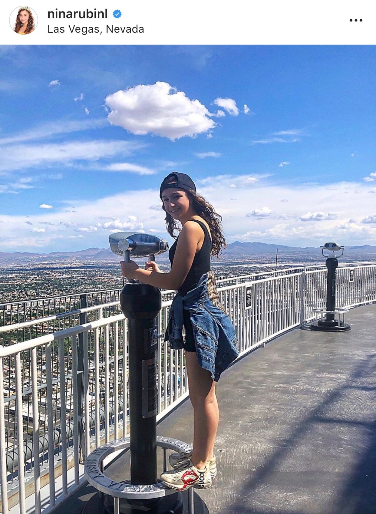 "Una experiencia muy padre porque aparte de trabajar con mi mamá pude compartir cada día con grandes actores y este gran director; fue una lección enorme;
<b>mi mamá en realidad era tal cual</b>, fue muy divertido filmar a su lado y compartir esta aventura durante toda la filmación", dijo la joven actriz.