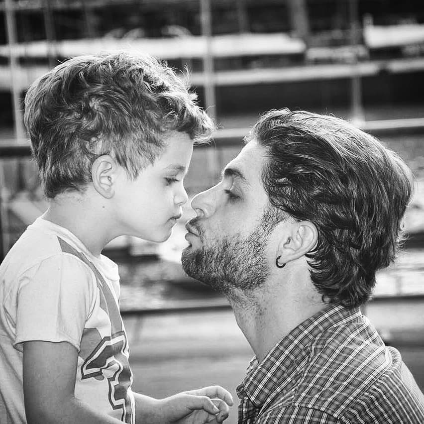 Aunque Benicio no vive en México con su papá se puede ver la gran relación que llevan y el amor incondicional que hay en su familia.