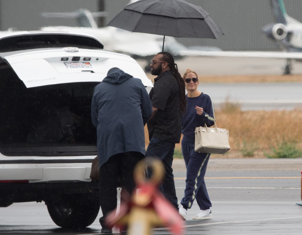 El 6 de enero, JLo y A-Rod viajaron de Los Ángeles a Puerto Rico, donde hicieron un recorrido y una rueda de prensa para conocer el manejo que se le ha dado a las donaciones que lograron para los damnificados del huracán María. Luego, viajaron a Miami, donde se quedó A-Rod. JLo viajó sola de Miami a Los Ángeles para empezar las grabaciones de la segunda temporada de World of Dance.