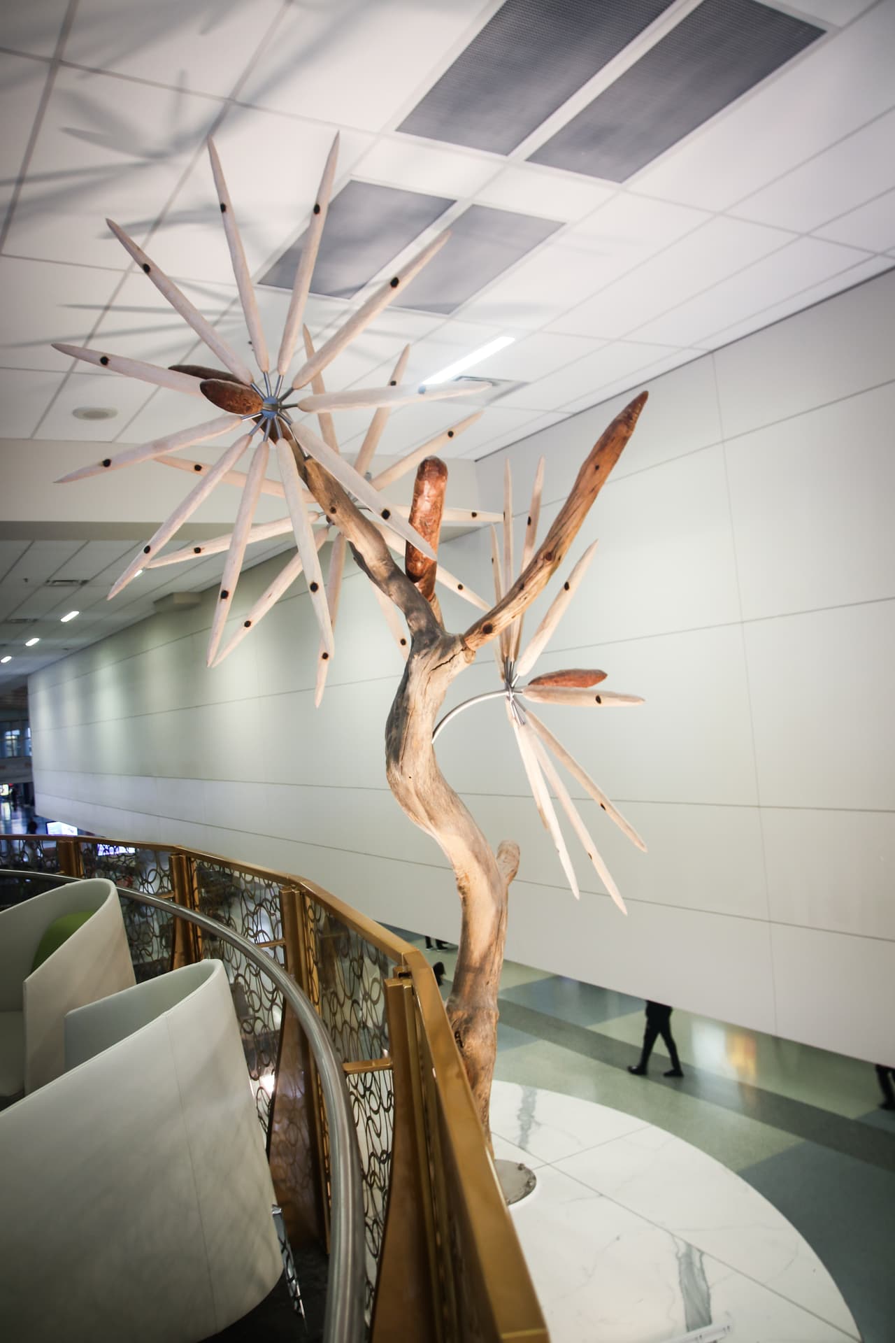 Esculturas del artista texano James Surls adornan los espacios.