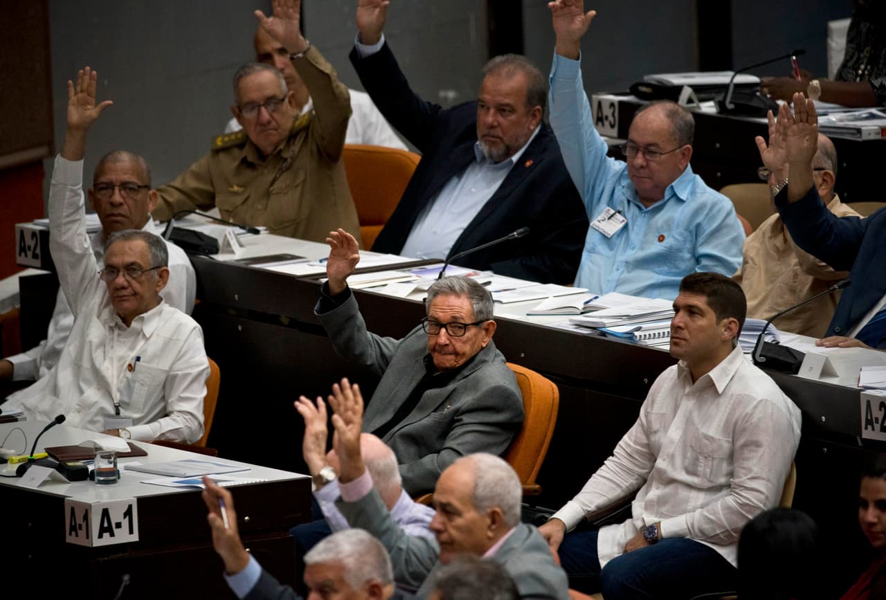 Diputados aprueban un proyecto de Constitución para Cuba que mantiene el sistema comunista y dice reconocer al mercado