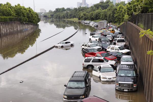 Autopista completamente inundada e intransitable