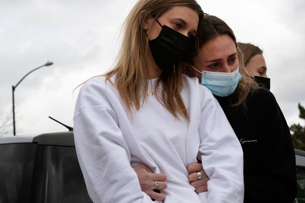 Personas rinden tributo a las víctimas del tiroteo de Boulder. Este ataque fue el 
<b><a href="https://www.univision.com/noticias/tiroteos/fotos-de-los-tiroteos-masivos-en-estados-unidos-fotos">séptimo tiroteo masivo</a> de este año en Estados Unidos</b>, luego de la balacera del 16 de marzo que dejó ocho muertos 
<a href="https://www.univision.com/noticias/estados-unidos/tiroteo-spa-geogia-atlanta-muertos">en tres negocios de masajes en el área de Atlanta</a>, según una base de datos compilada por
<i>The Associated Press</i>, USA Today y Northeastern University.