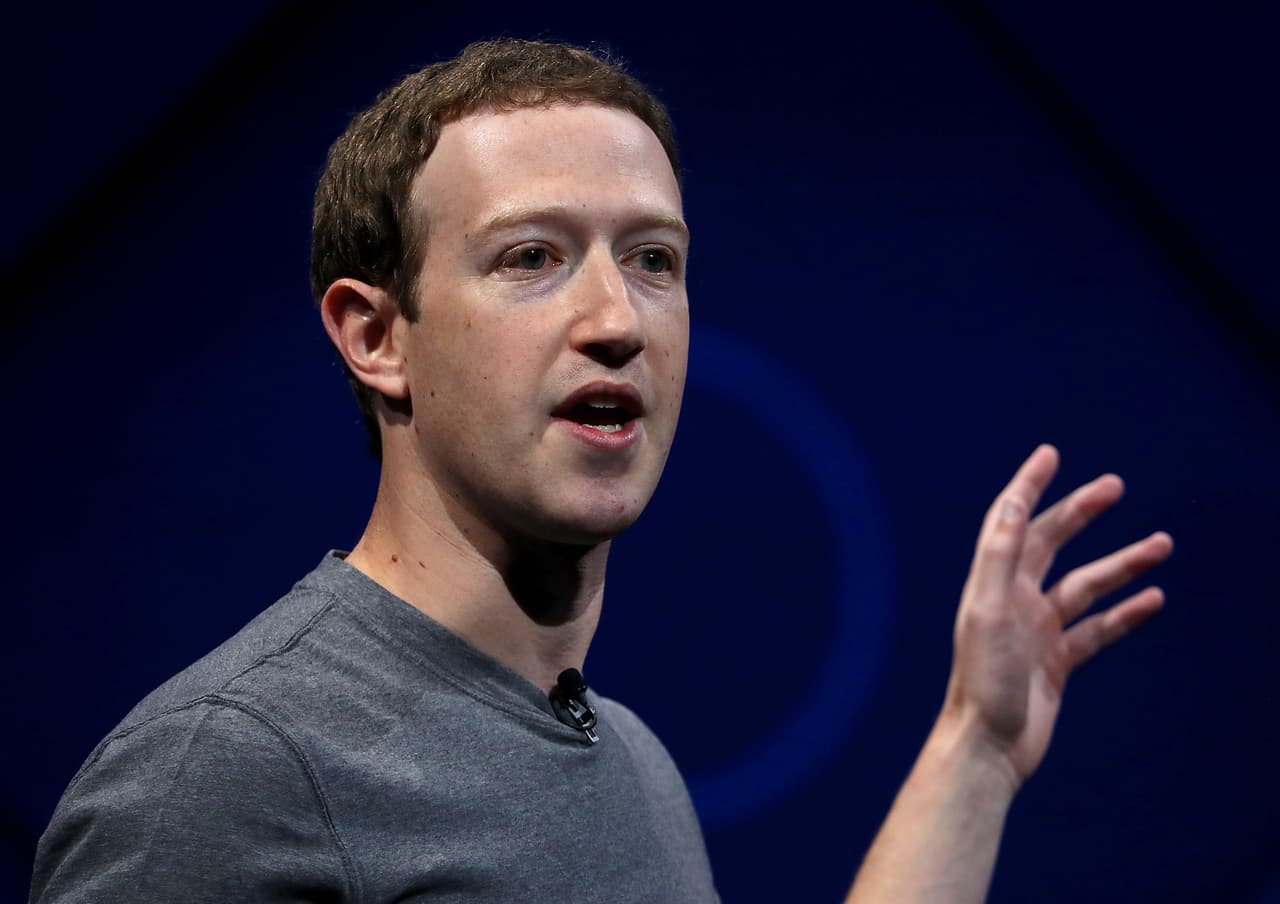 <b>4- Mark Zuckerberg, 33 años, estadounidense. Fortuna: </b>82 mil millones de dólares. El cofundador y director ejecutivo de Facebook, es el más joven de la lista de billonarios. El sitio tuvo ingresos de 28 mil millones en 2016.