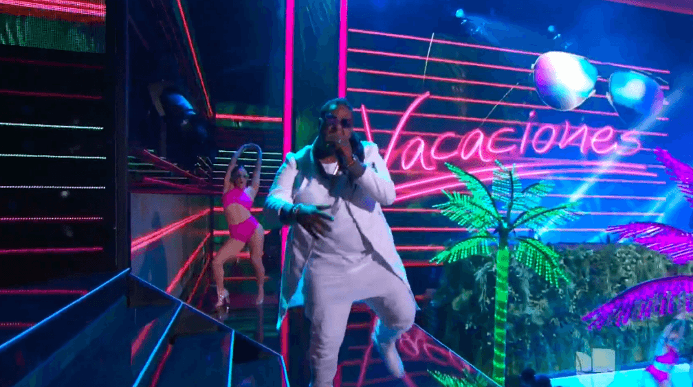 Con su particular voz, Lennox dio un giro potente a 'Vacaciones'.