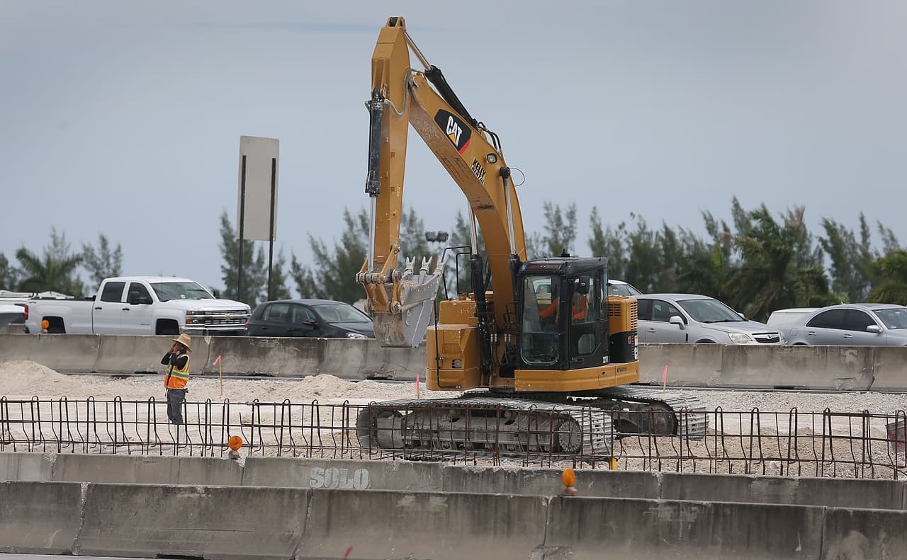 Trump ha hablado de aumentar el impuesto a la gasolina, pero hay mejores formas de financiar infraestructura