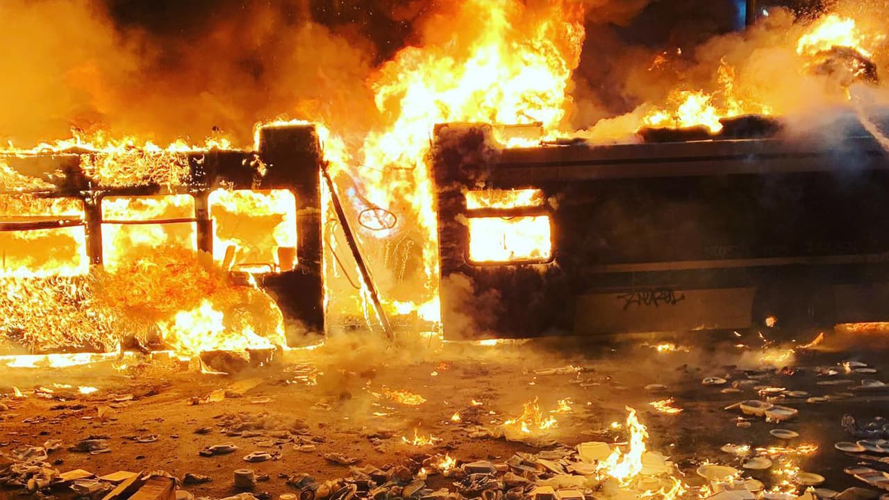 Disparos, heridos y camiones quemados: las maniobras ilegales de autos en Oakland están fuera de control