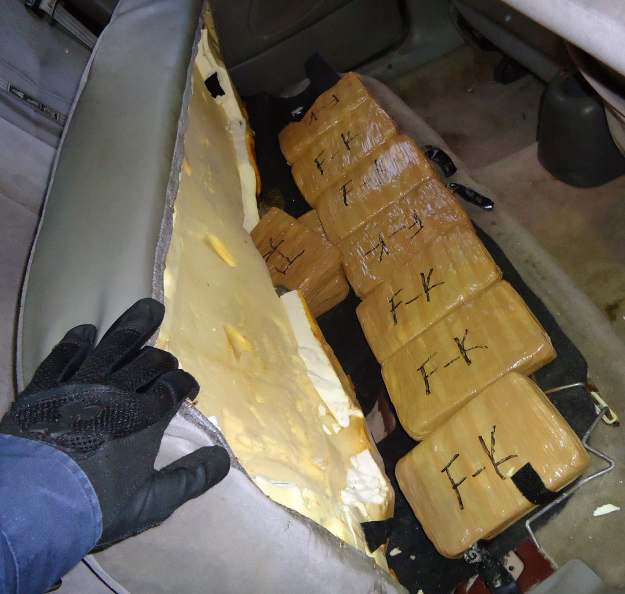 Asiento incómodo. Paquetes marcados con "F-K" estaban en el asiento trasero.