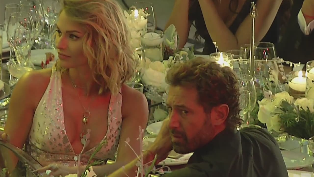 El pasado 27 de noviembre la pareja fue captada en una cena navideña donde no ocultaron su amor y el actor aseguró estar feliz con su relación.