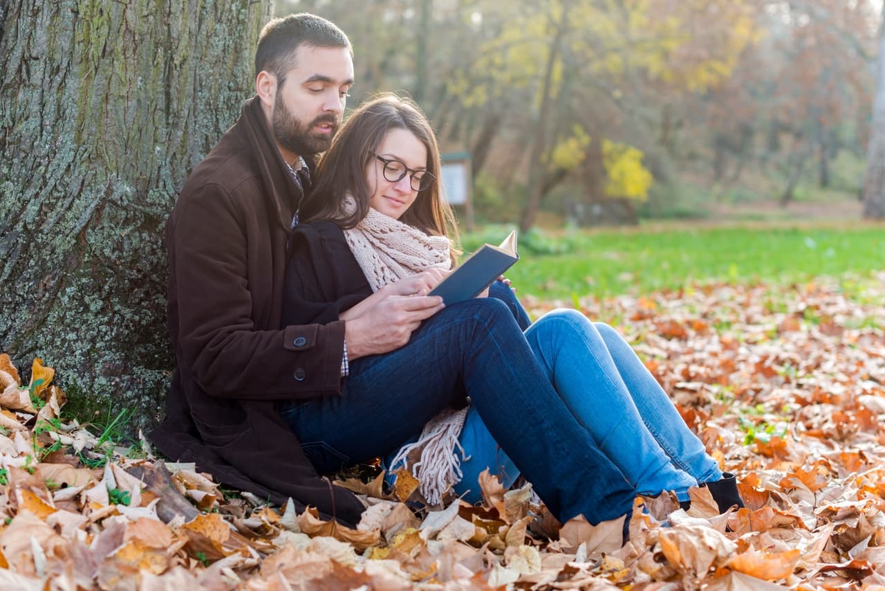 Acuérdate también que cuando alguien no representa exactamente las cualidades de su signo la respuesta puede estar en su ascendente cuyas cualidades posiblemente esté reflejando en su personalidad. Tradicionalmente los signos zodiacales se agrupan en cuatro elementos: fuego, tierra, aire y agua, dependiendo de las cualidades inherentes a los mismos. Existen puntos comunes a los signos de un mismo elemento, pero también peculiaridades que te ayudarán a conocer mejor esos “secretos” tan bien guardados y los cuales, muchas veces ¡hasta los mismos nativos de esos signos los ignoran!