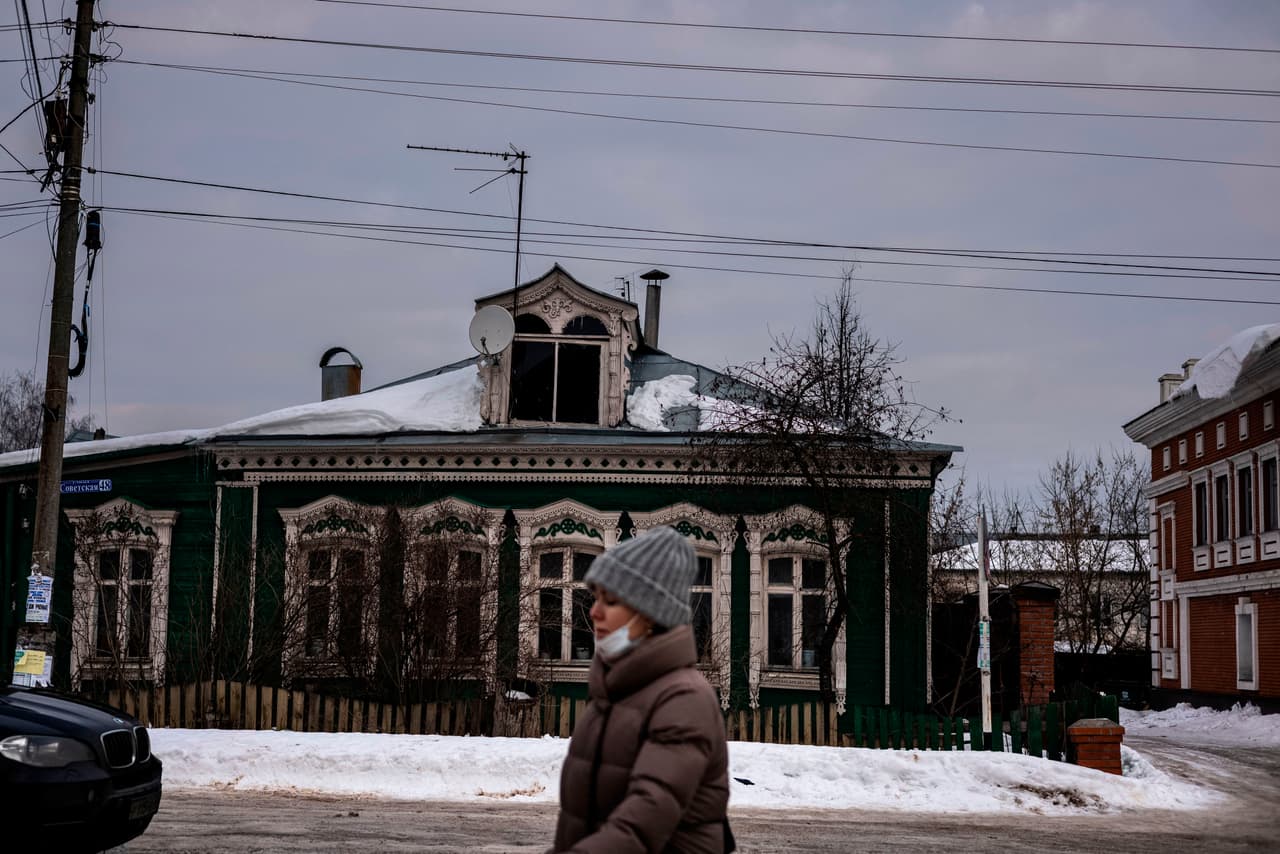 Una mujer camina por una calle del pueblo de Pokrov, donde se encuentra la colonia penal a donde fue enviado Navalny. Sus comentarios confirman los informes generalizados de que el político opositor ruso pasaría su condena en una de las instalaciones más notorias de la extensa red rusa de más de 600 colonias de trabajo. 
<br>