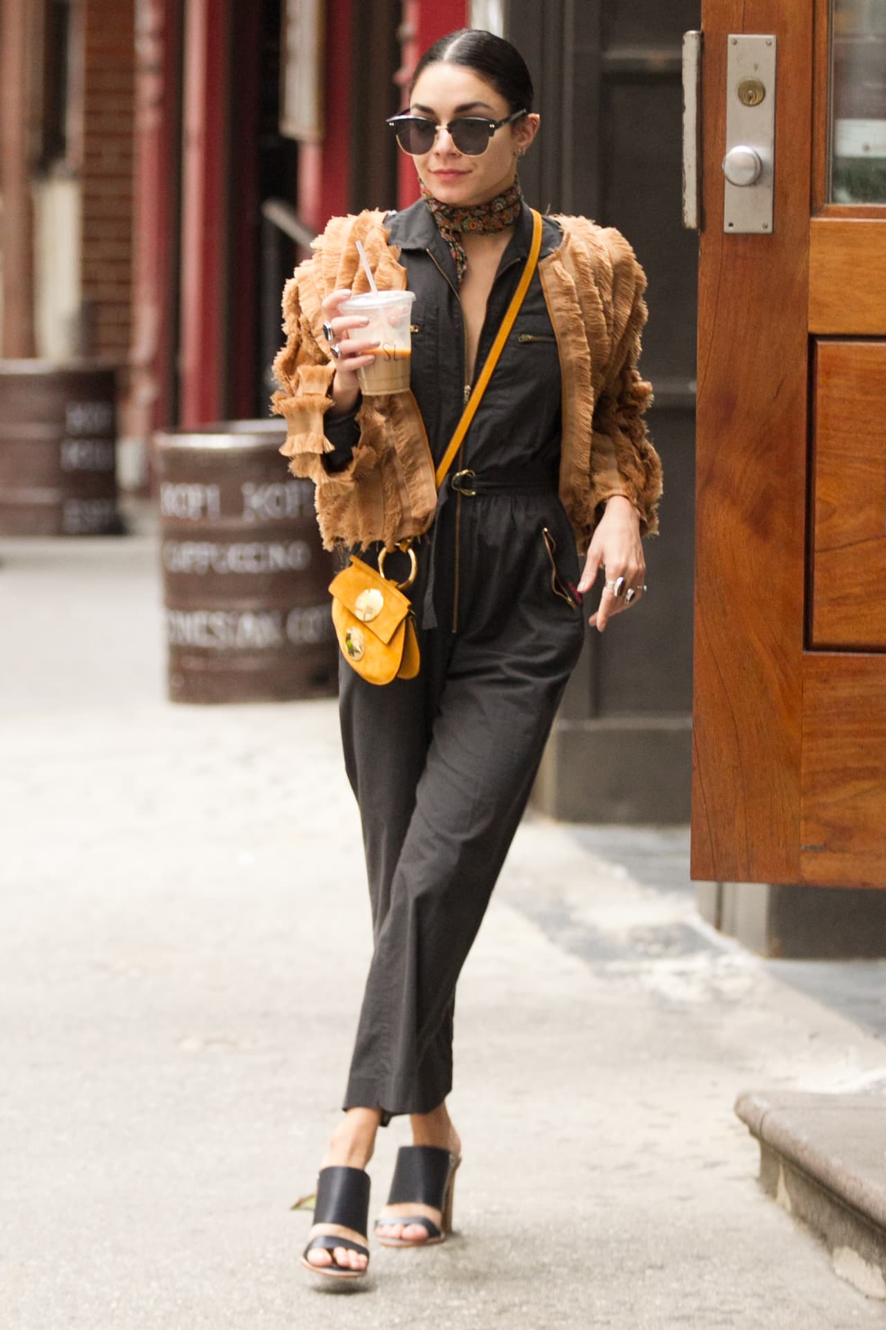 Y Vanessa Hudgens no pierde el estilo ni para salir por un café.