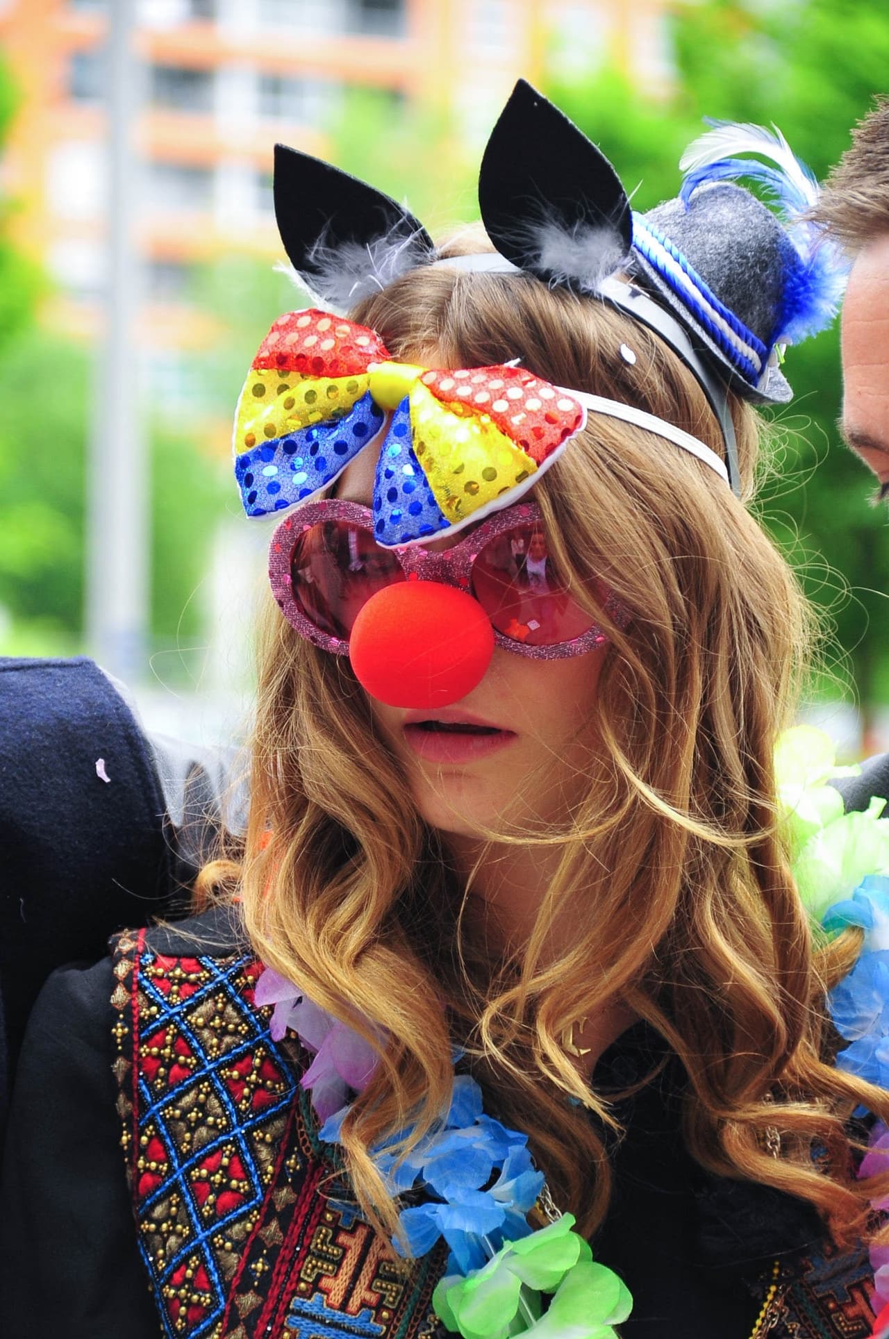 ¿Un payasito? ¡Nooo! Es Cara Delevingne bromeando en la calle.