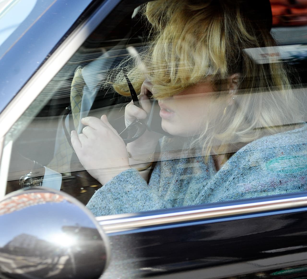 ¿Ya sabes quién es la famosa que está teniendo un súper 'bad hair day'? ¡Es Adele!