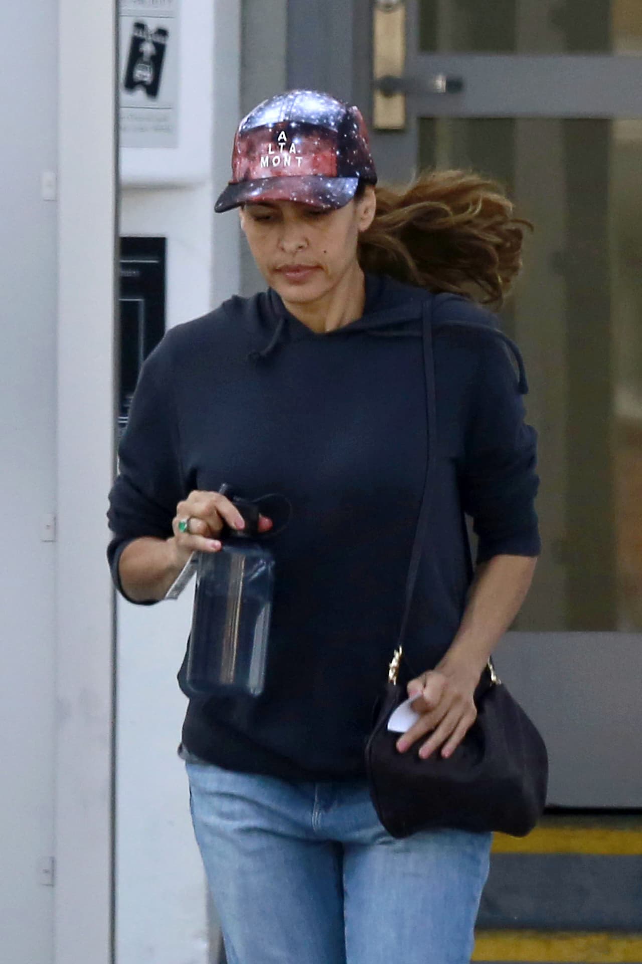 Eva Mendes salió sin maquillaje y al ver al fotógrafo, ¡se echó a correr!