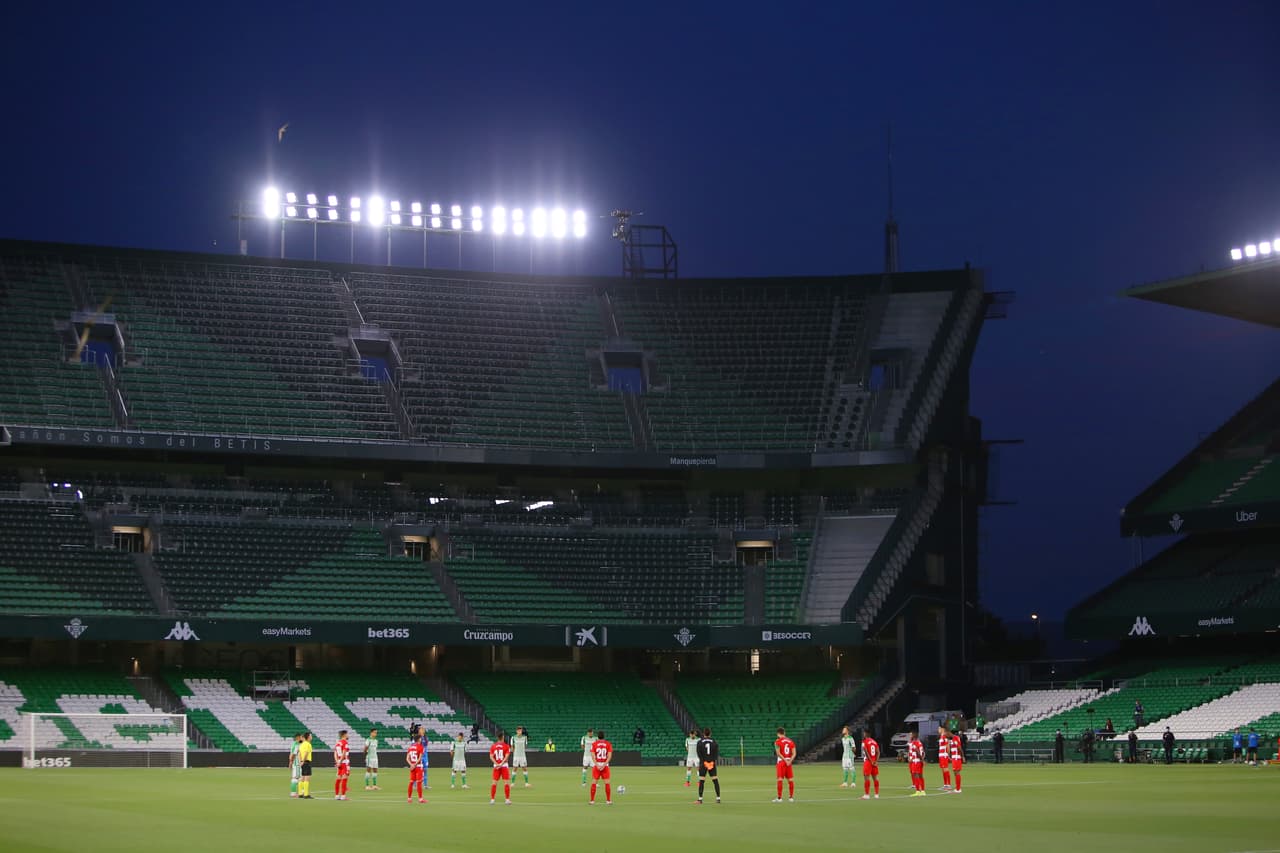 Como ha sucedidoo en cada uno de los partidos a nivel mundial, Betis y Granada guardaron un minuto de silencio en memoria de las víctimas del COVID-19.