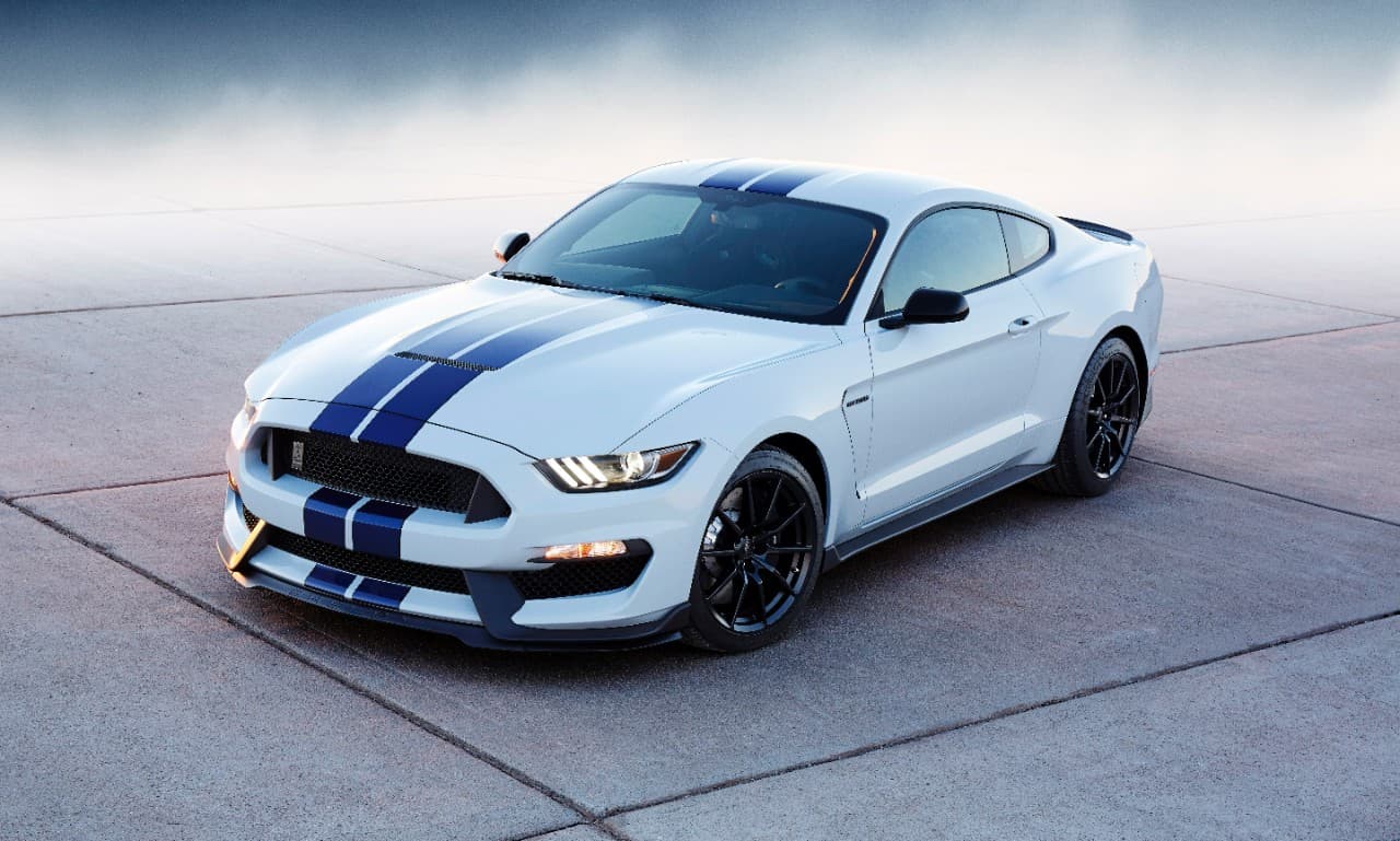 El 
<b>Mustang Shelby GT350</b> es quizás el modelo más legendario de la saga, 
<b>nacido en 1965</b>, y destacándose como uno de los autos de motor aspirado más potentes de la historia de la marca.