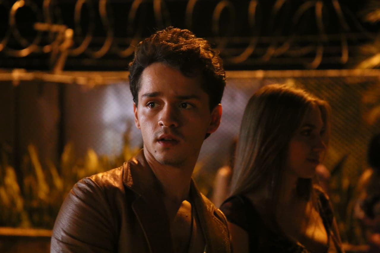 ‘Quino’ no tiene problemas en exhibir su poder y los lujos que pueda darse gracias a la fortuna de su padre. Un ostentoso auto deportivo, ropa de marca y guardaespaldas, son solo algunos ejemplos de ello.