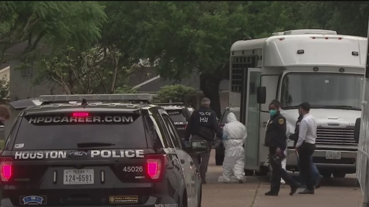 Los más 
<b><a href="https://www.facebook.com/noticias45houston/videos/480241323419076" target="_blank">recientes reportes</a></b> de la policía señalan que algunas de las personas rescatadas fueron enviadas a centros médicos, mientras que otras permanecen bajo custodia de las autoridades federales.