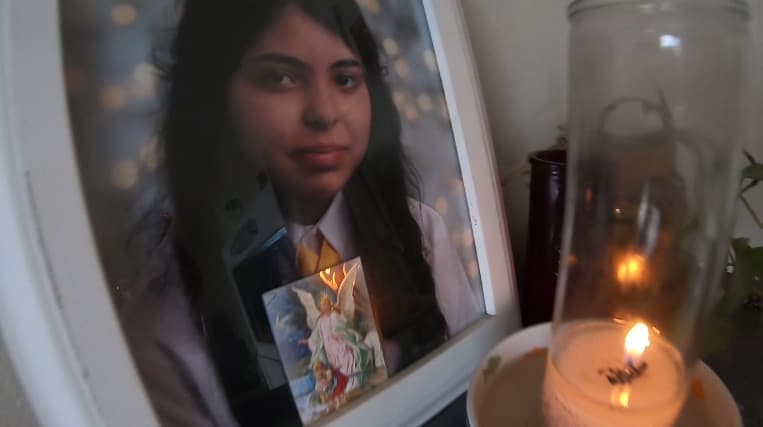 <a href="https://www.univision.com/local/arizona-ktvw/buscan-a-adolescente-hispana-con-autismo-que-desaparecio-en-glendale-arizona">Alicia Navarro</a> mide 4 pies 9 pulgadas y pesa 89 libras, tiene cabello negro y ojos café. Si usted tiene información sobre su paradero por favor comuníquese con el Departamento de Policía de Glendale al (623) 930-3000. 
<br>