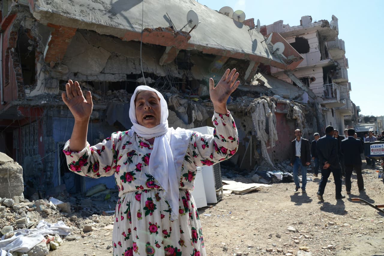 <b>El comienzo de la agresión Turca que detuvo EEUU.</b> Los kurdos tenían esperanzas de que la alianza le diera peso a sus ambiciones de autonomía, pero generó fricciones entre EEUU y Turquía, que considera a la principal milicia kurda siria un grupo terrorista. En agosto de 2016, Turquía envió tropas a Siria y se apoderó de un área fronteriza que derivó en el desplazamiento de decenas de miles de kurdos. En la fotografía, una mujer entre los escombros que dejaron los combates entre las tropas turcas y kurdas en Cizre, una ciudad kurda al sudeste de Turquía, muy cerca de la frontera con Siria e Irak, en 2016.