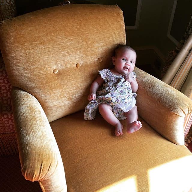 Heredó de su mami el talento para posar para las cámaras.