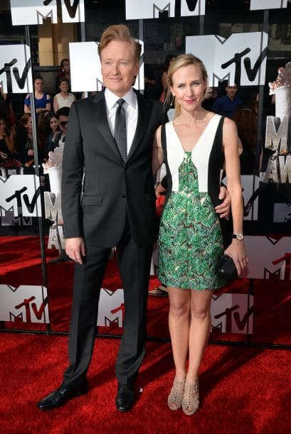 Conan y su esposa, Liza Powel. Mira aquí los videos más chismosos.