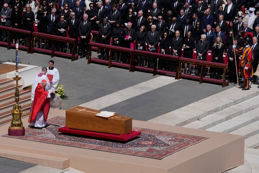 El cardenal decano rodea con incienso el féretro del papa Francisco durante su funeral en la Basílica de San Pedro.