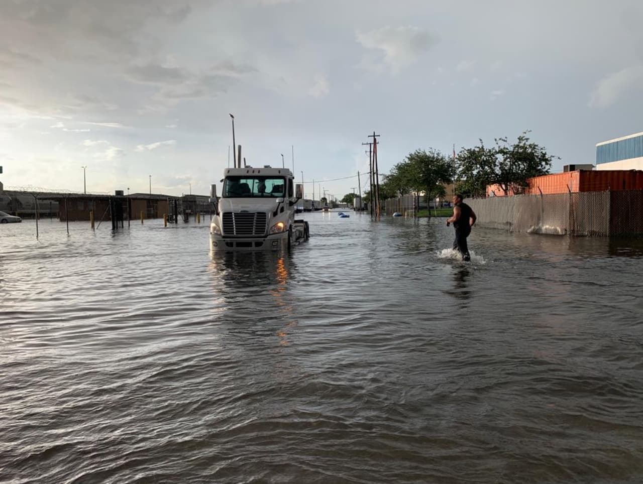 Muchas calles y avenidas del condado Miami-Dade se llenaron de agua dificultando el tráfico de los vehículos.