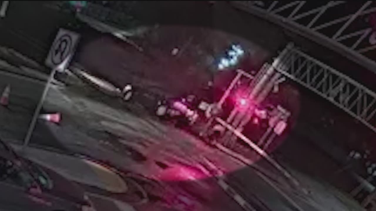 Conductora abandona su carro en las vías y se salva de ser arrollada por el tren