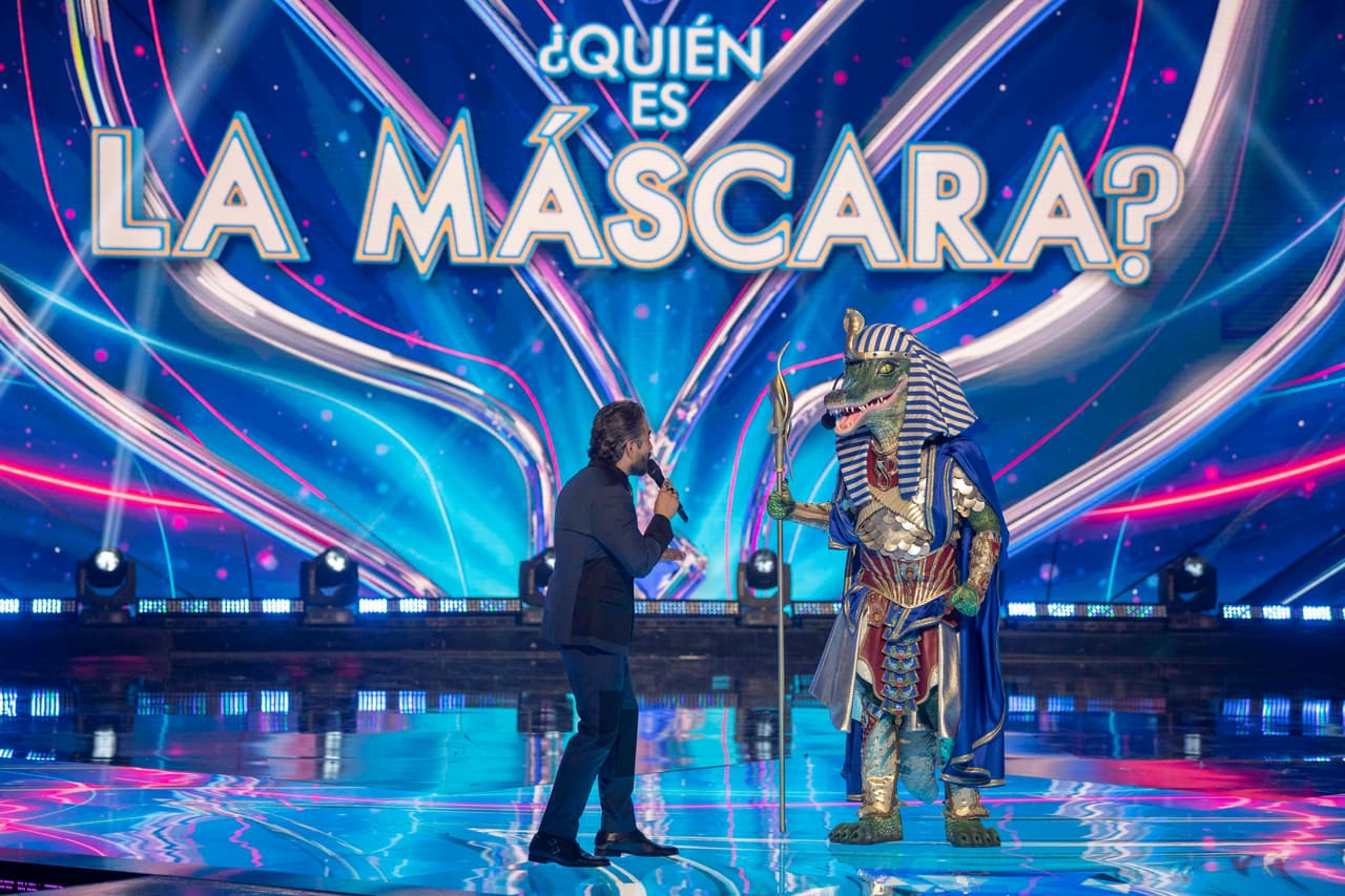 El primero en mostrar su verdadera identidad fue Rey Egipcio, quien había puesto a bailar a todos con su interpretación de 'Vente Pa' Ca'.
<br>
<br>Por primera vez en la cuarta temporada, Carlos Rivera atinó al decir quién creía que estaba detrás de Rey Egipcio.